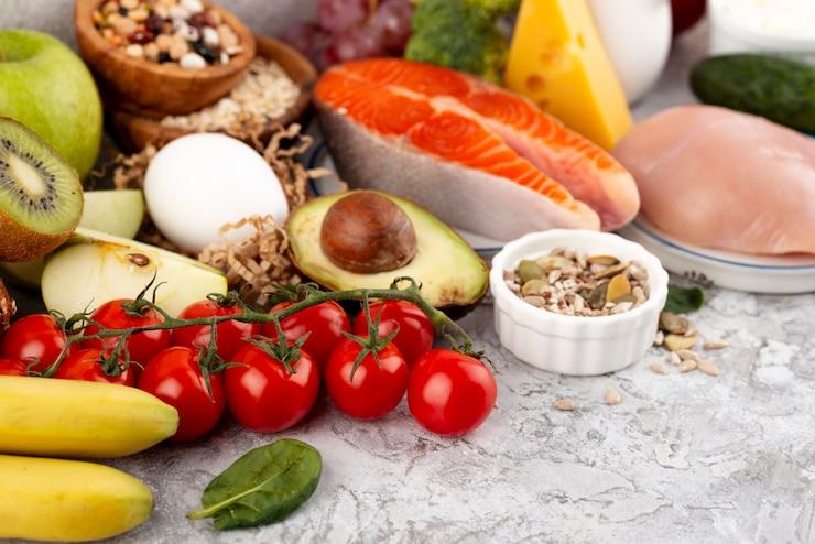 Diffe rentes cate gories d aliments saumon fruits graines ce re ales le gumes divers et colore s