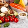 Diffe rentes cate gories d aliments saumon fruits graines ce re ales le gumes divers et colore s