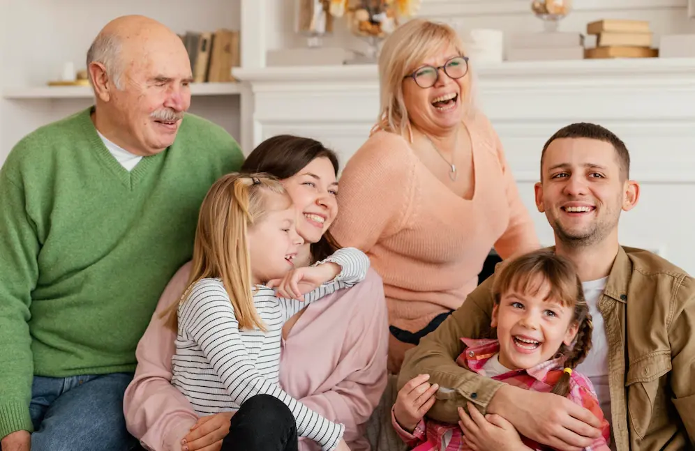 Famille heureuse tir moyen interieur 23 2148880377 jpg