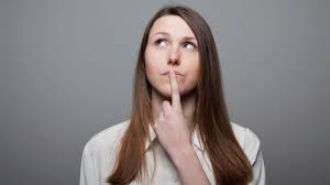 femme qui s'interroge