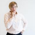 Portrait songeur femme moue levres