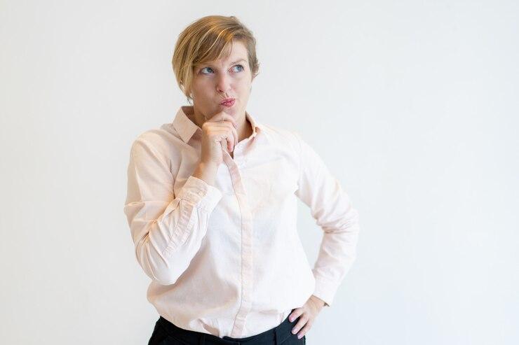 Portrait songeur femme moue levres