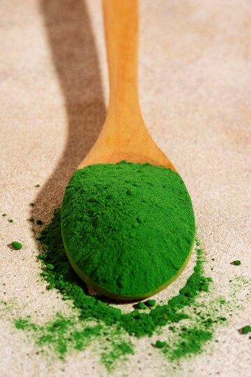 Poudre d algue verte dans une cuille re en bois